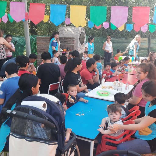 El secundario Mariano Moreno realizó juguetes reciclados para el Centro Infantil Arturo Illia