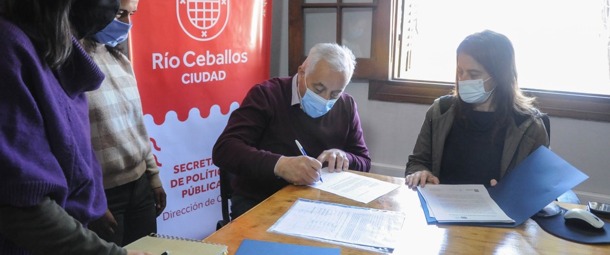 Firma de convenio entre la Facultad de Ciencias Sociales de la UNC y el Municipio de Río Ceballos