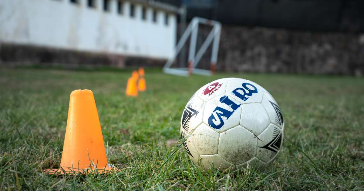 Entrega pelotas de fútbol a San Cayetano y Quirquinchos Verdes -  rioceballos.gob.ar
