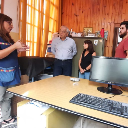 Entrega de una computadora a la Escuela Mariano Moreno