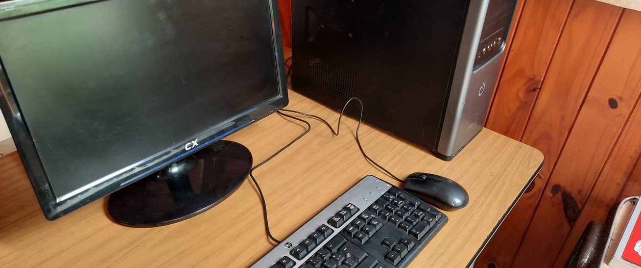 Entrega de una computadora a la Escuela Mariano Moreno